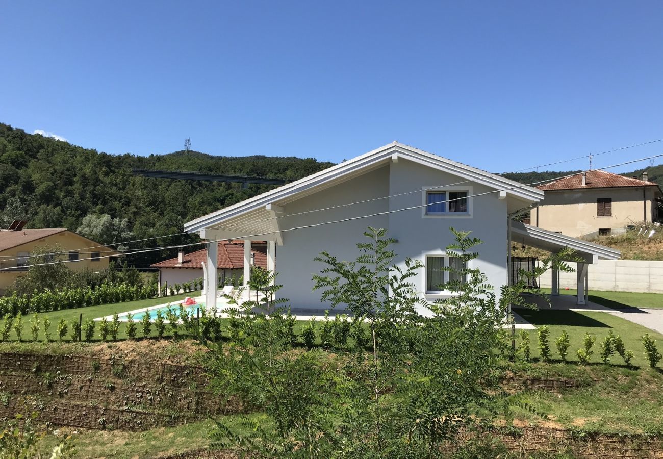 Casa Piani is a modern villa with lots of space and tranquility. With private pool, in the greenery of Plodio, Ligurië