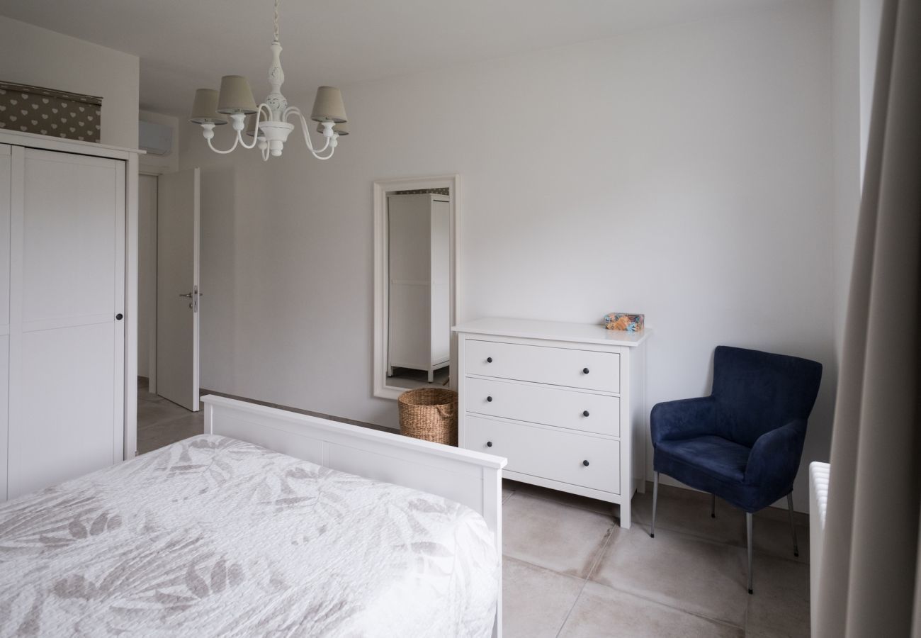 Casa Piani is a modern villa with lots of space and tranquility. With private pool, in the greenery of Plodio, Ligurië