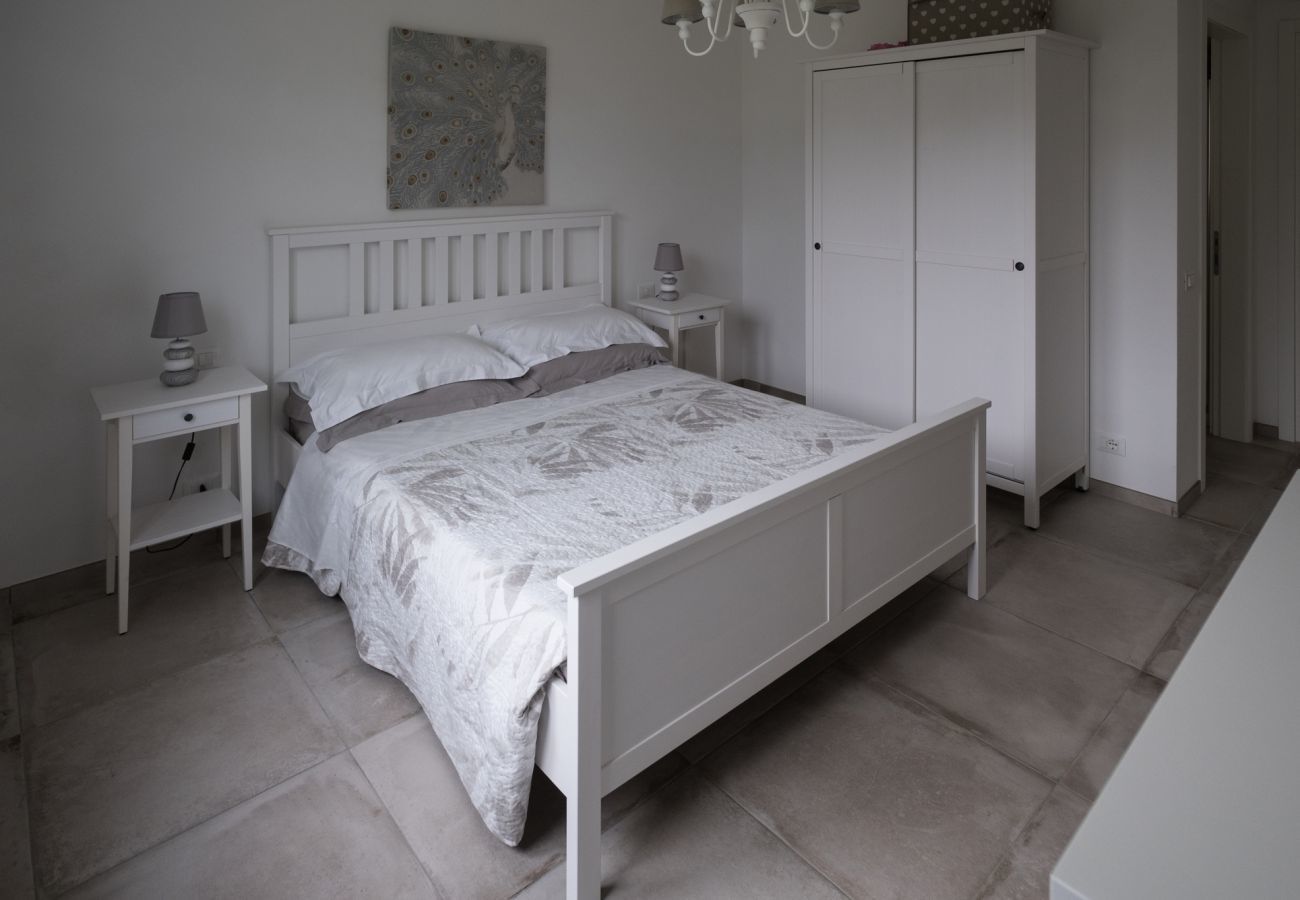 Casa Piani is a modern villa with lots of space and tranquility. With private pool, in the greenery of Plodio, Ligurië