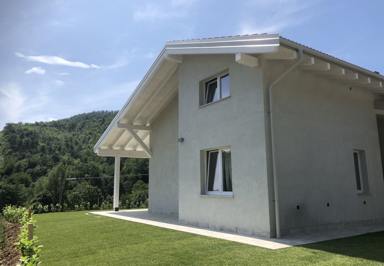 Casa Piani is a modern villa with lots of space and tranquility. With private pool, in the greenery of Plodio, Ligurië