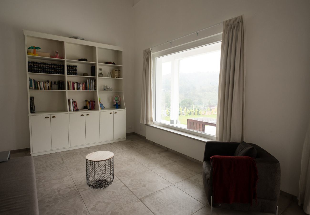 Casa Piani is a modern villa with lots of space and tranquility. With private pool, in the greenery of Plodio, Ligurië