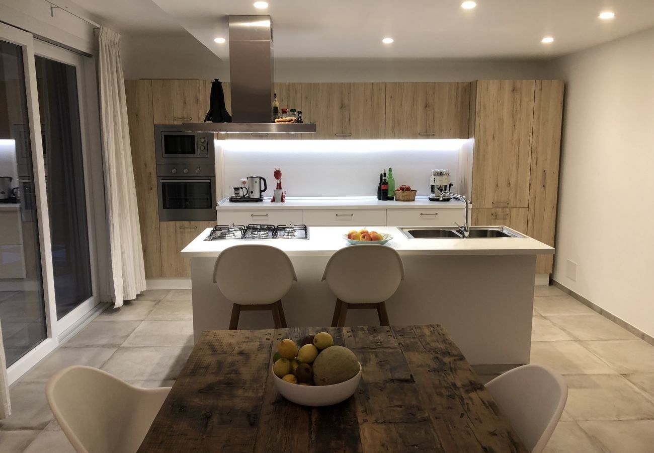 Casa Piani is a modern villa with lots of space and tranquility. With private pool, in the greenery of Plodio, Ligurië