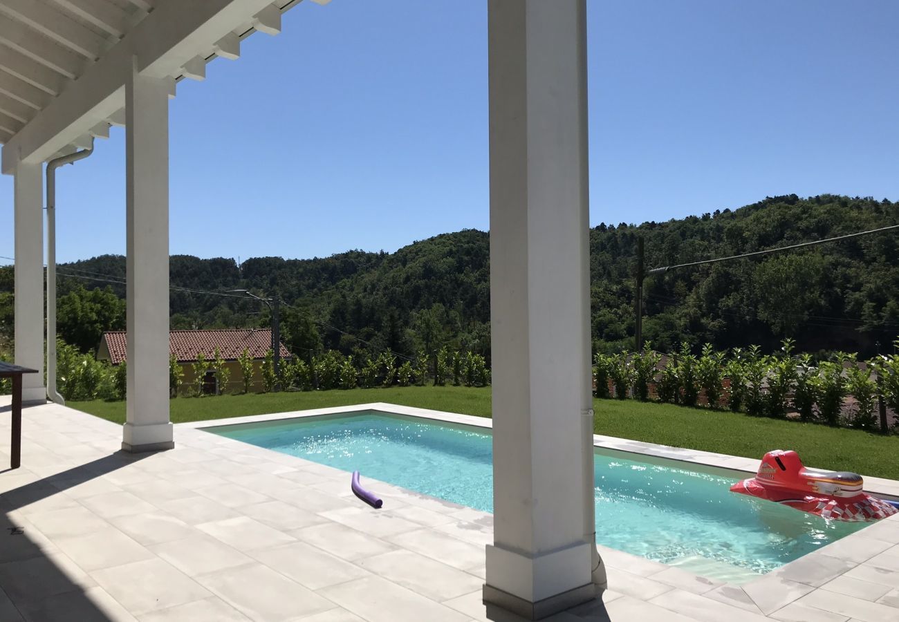 Casa Piani is a modern villa with lots of space and tranquility. With private pool, in the greenery of Plodio, Ligurië