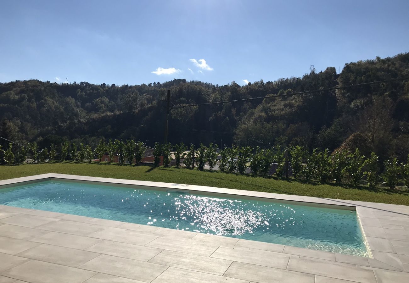 Casa Piani is a modern villa with lots of space and tranquility. With private pool, in the greenery of Plodio, Ligurië