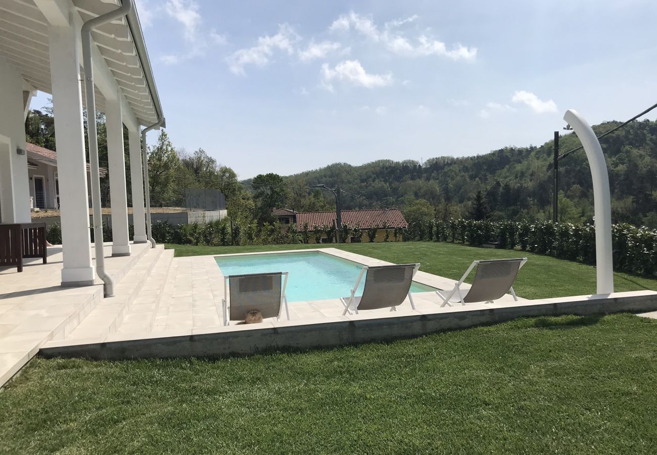 Casa Piani is a modern villa with lots of space and tranquility. With private pool, in the greenery of Plodio, Ligurië