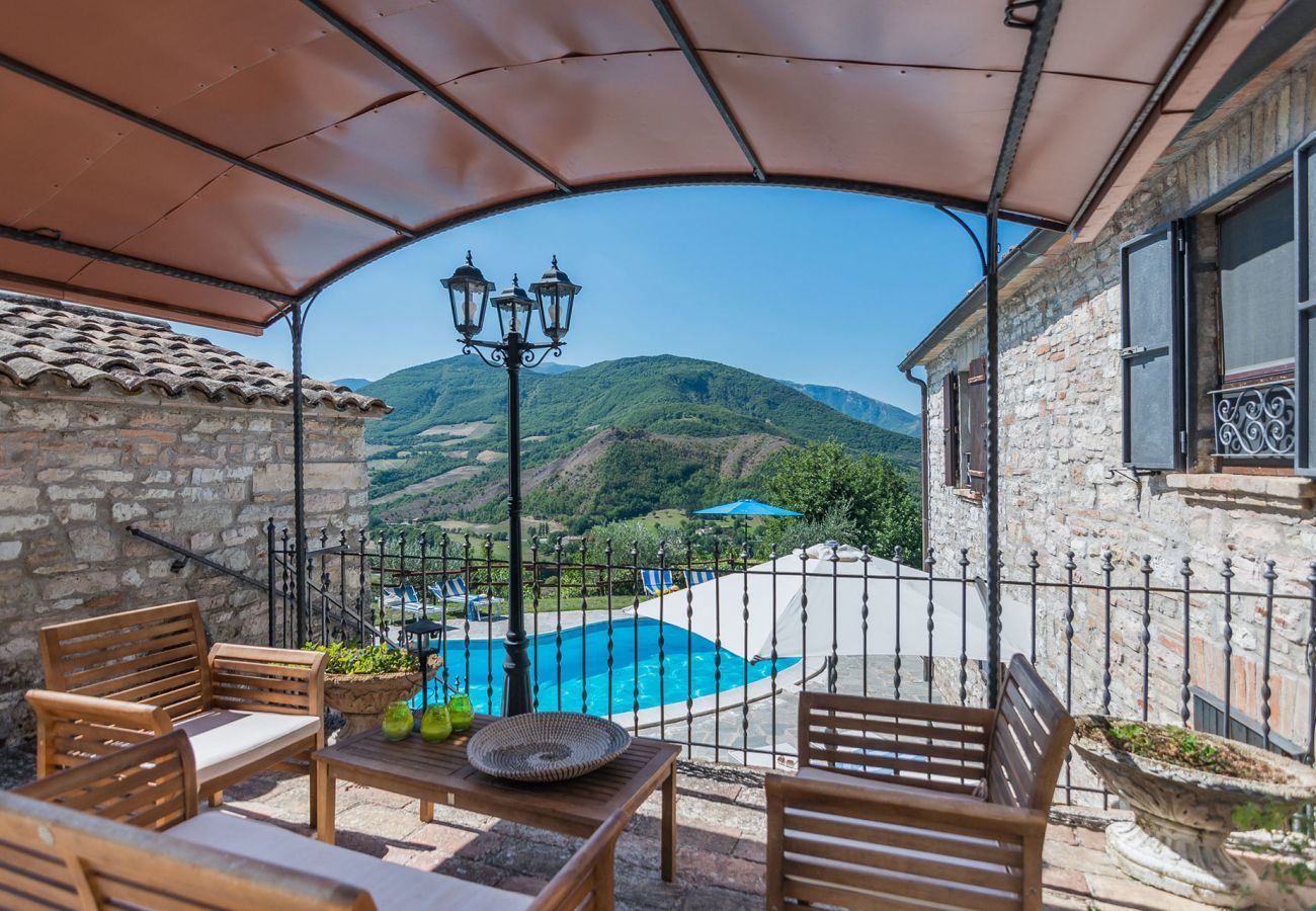 Villa Giulia is a holiday home with amazing views, private pool and two independent floors, in Acqualagna, Le Marche