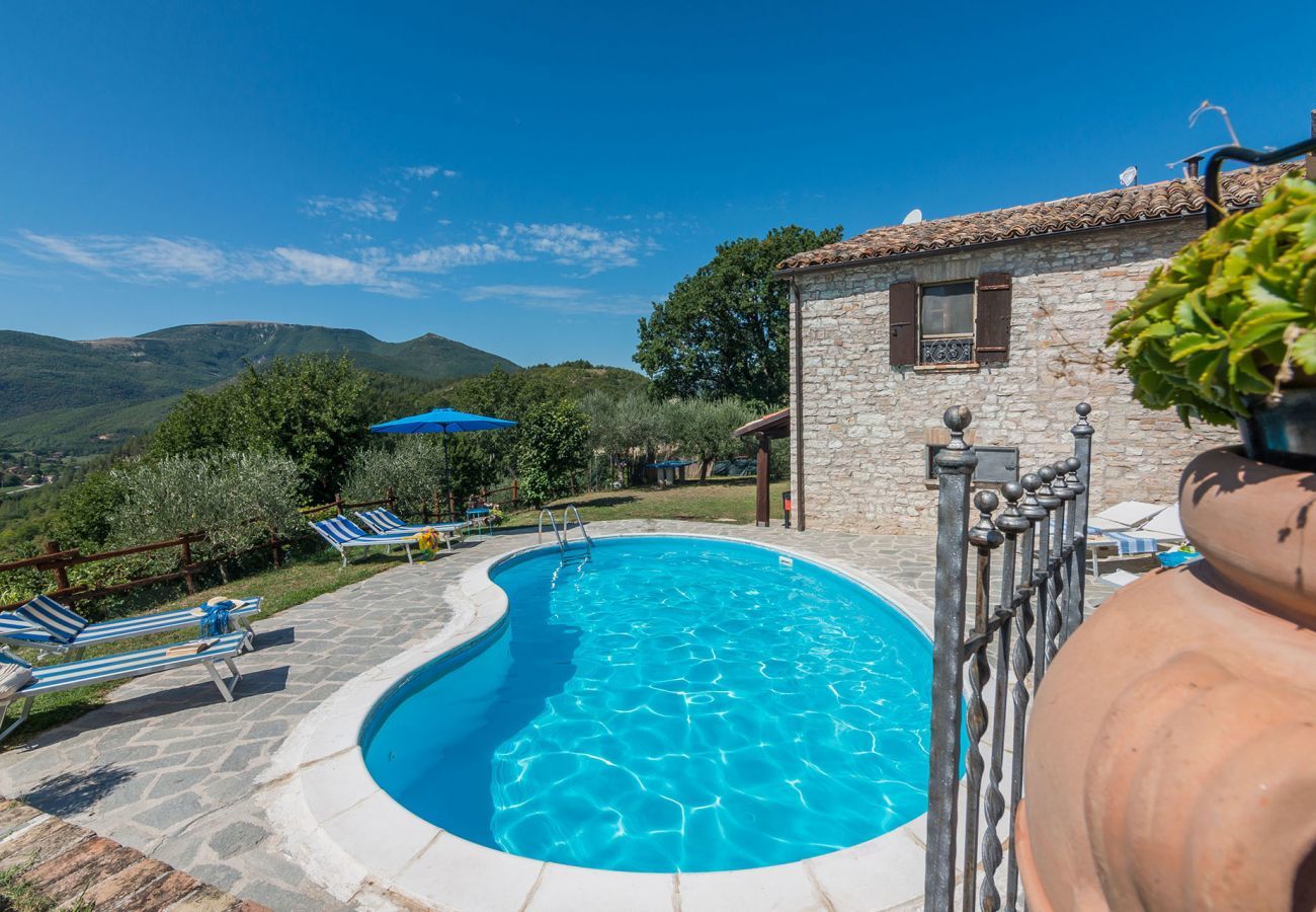 Villa Giulia is a holiday home with amazing views, private pool and two independent floors, in Acqualagna, Le Marche