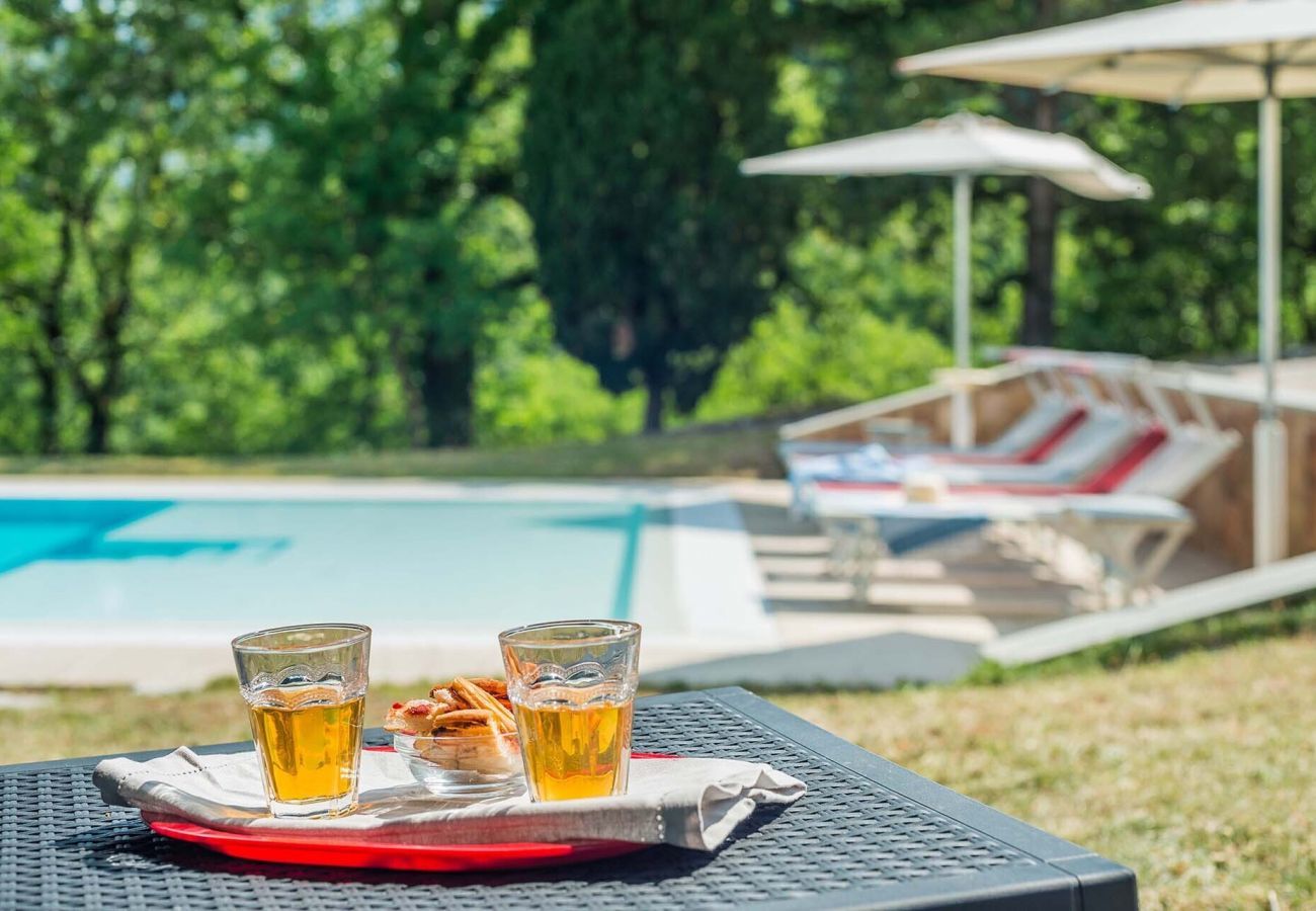 Casa Violetta is a beautifully furnished casa with private pool, spacious garden and panoramic views in Cagli, Le Marche