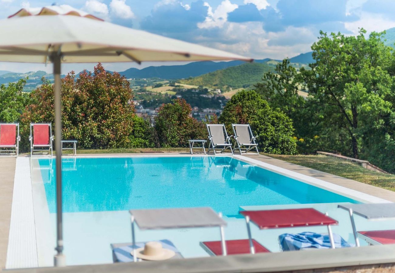 Casa Violetta is a beautifully furnished casa with private pool, spacious garden and panoramic views in Cagli, Le Marche