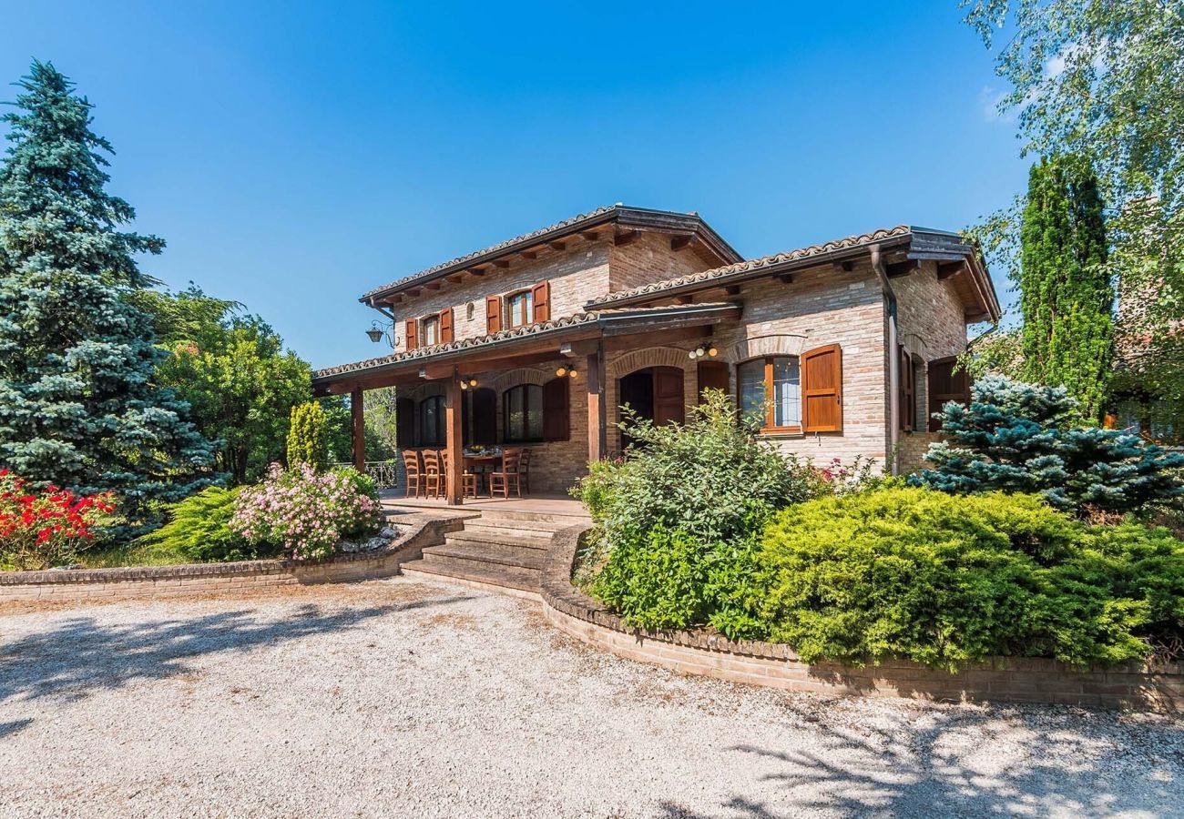 Casa Violetta is a beautifully furnished casa with private pool, spacious garden and panoramic views in Cagli, Le Marche