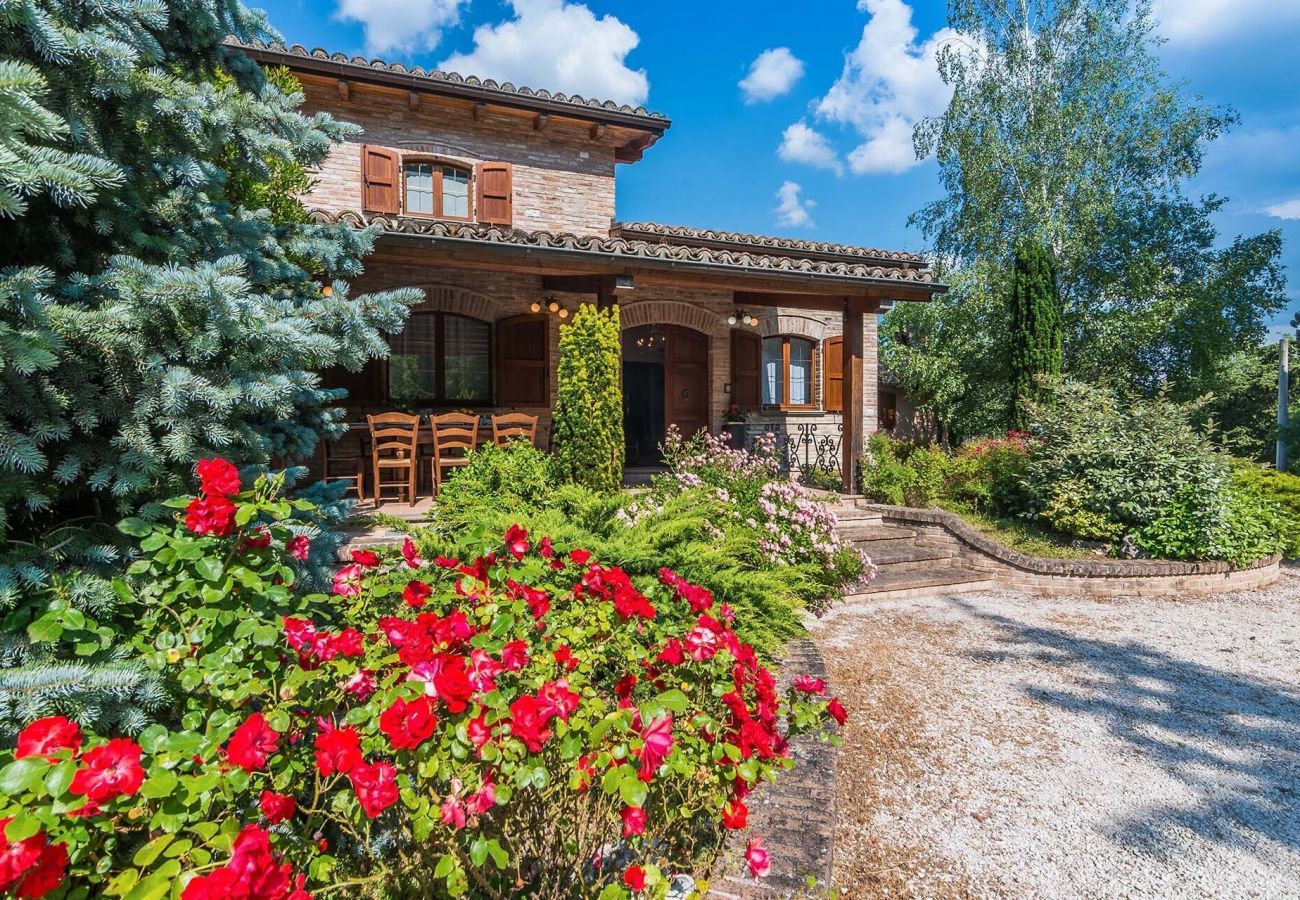 Casa Violetta is a beautifully furnished casa with private pool, spacious garden and panoramic views in Cagli, Le Marche