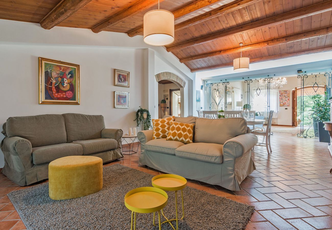 Casa Violetta is a beautifully furnished casa with private pool, spacious garden and panoramic views in Cagli, Le Marche