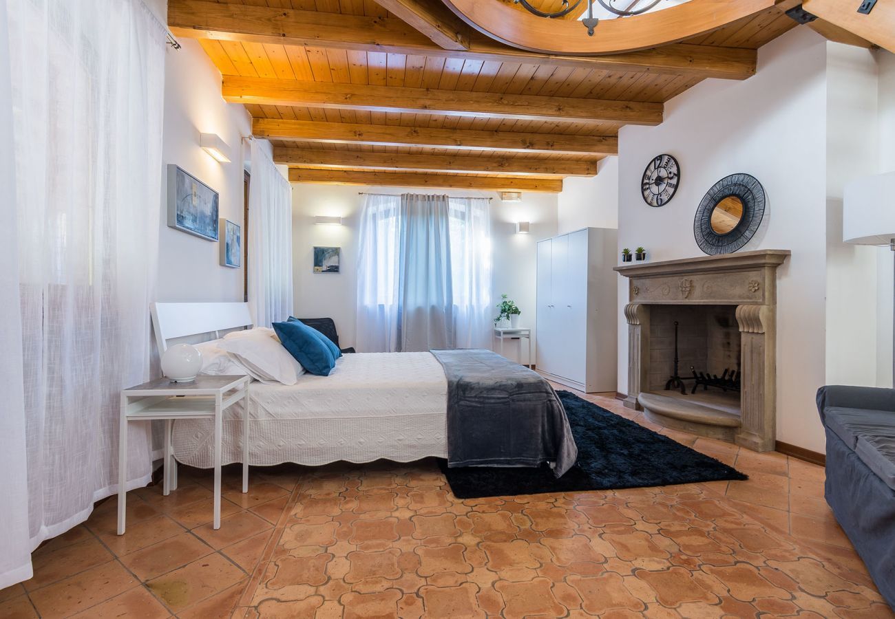 Casa Violetta is a beautifully furnished casa with private pool, spacious garden and panoramic views in Cagli, Le Marche