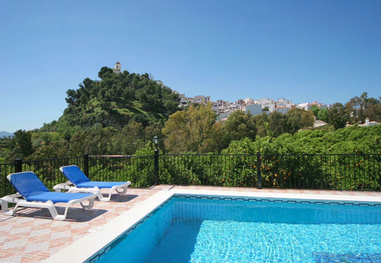 Private fenced pool. Childfriendly. In walking distance from the nice town Alozaina. Nice holiday home. 