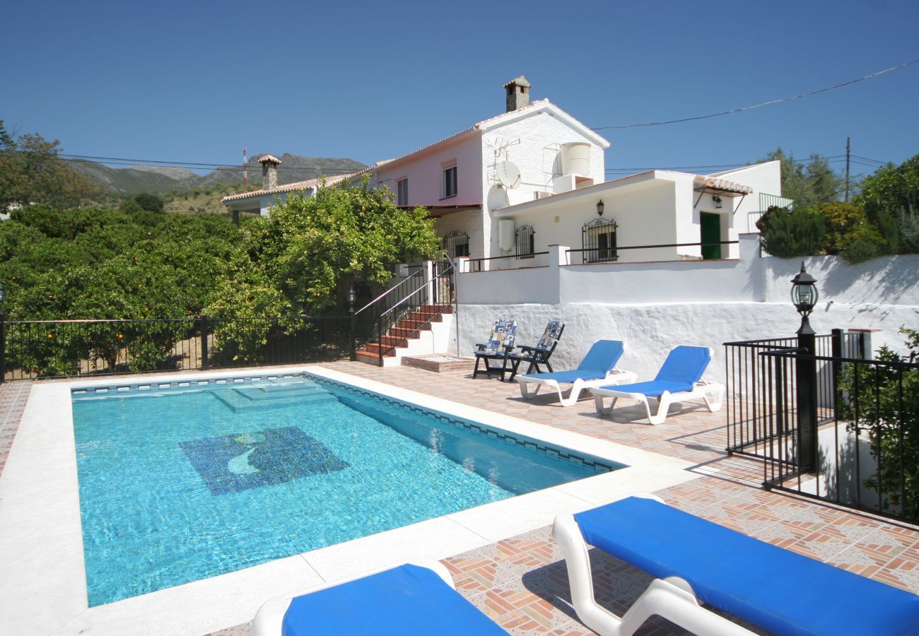 Private fenced pool. Childfriendly. In walking distance from the nice town Alozaina. Nice holiday home. 