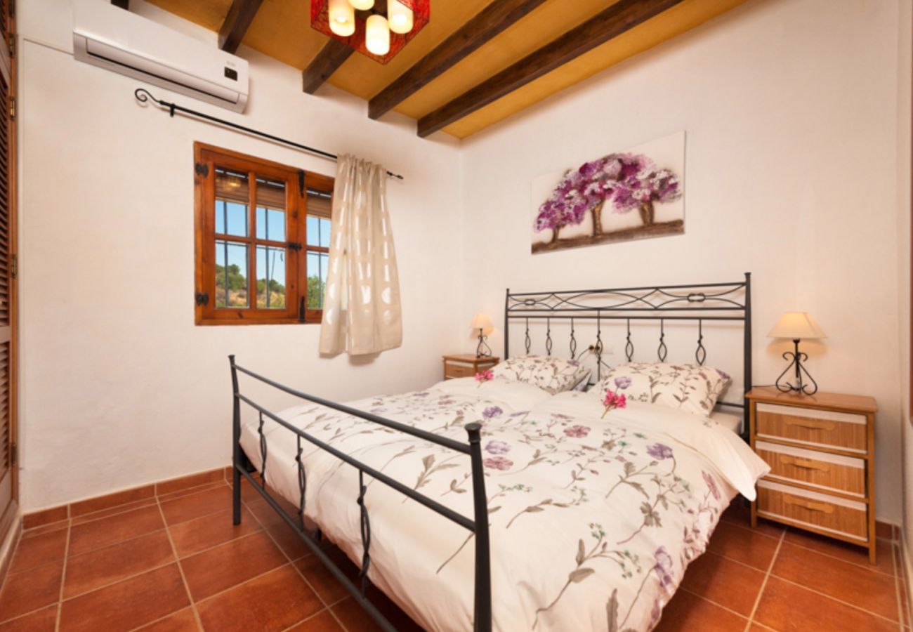 Beautiful villa with fenced private pool and panoramic views. Surrounded by olive trees. Childfriendly. 