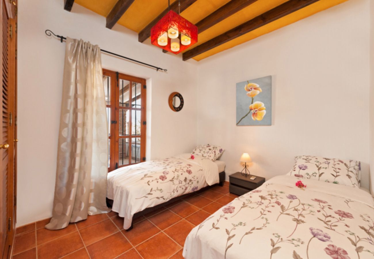 Beautiful villa with fenced private pool and panoramic views. Surrounded by olive trees. Childfriendly. 