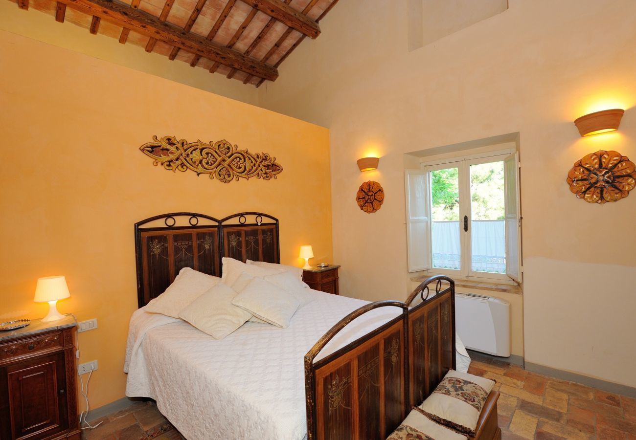 Antico Casolare is an unique villa with private pool and vineyard in Le Marche, Italy. Ideal for large groups!