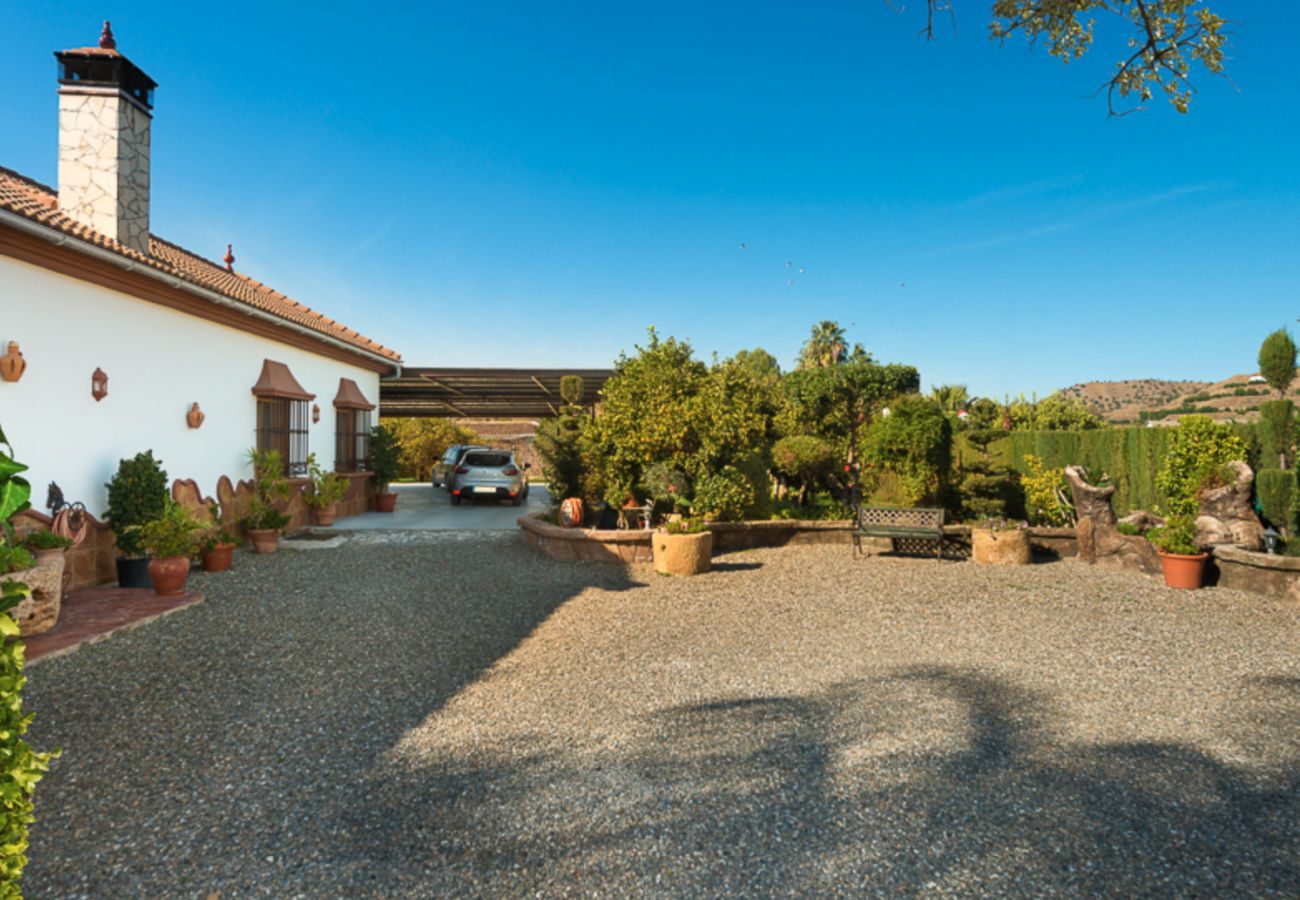 Villa Eldorado is a subtropical villa with private pool in Coín