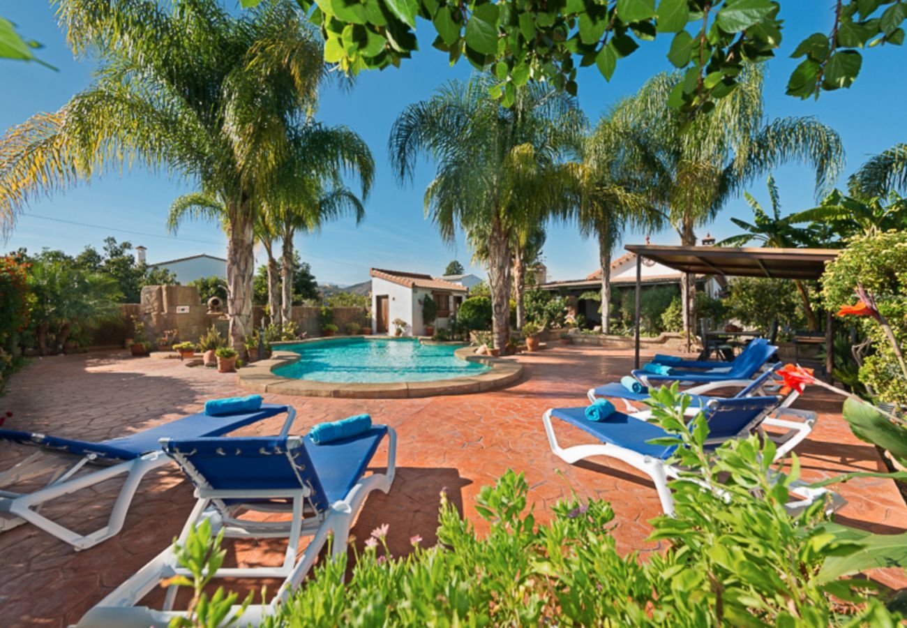 Villa Eldorado is a subtropical villa with private pool in Coín