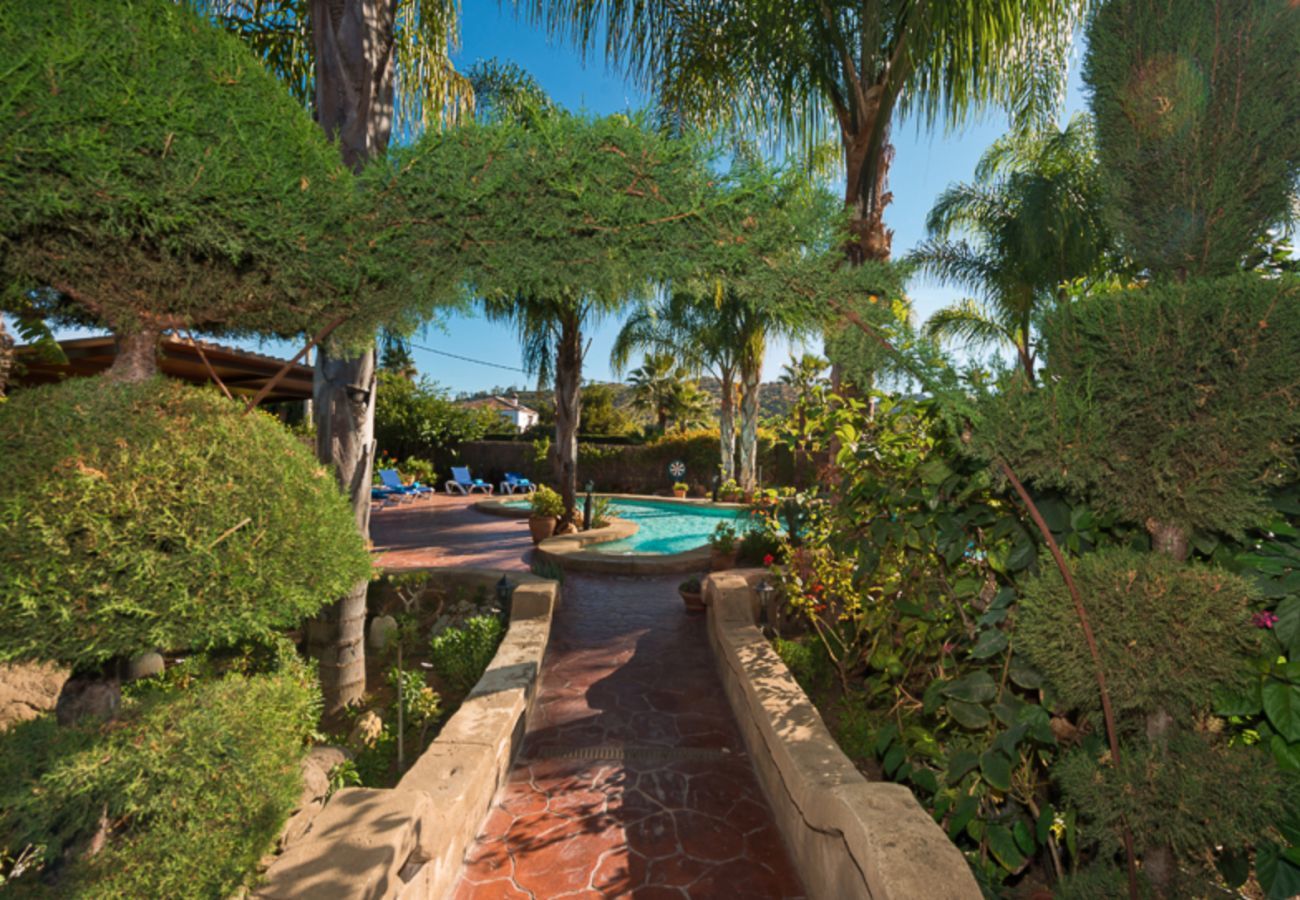 Villa Eldorado is a subtropical villa with private pool in Coín