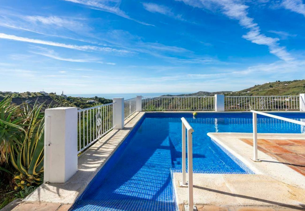 Beautiful finca with amazing panoramic views and a private pool. Close to the picturesque town Frigiliana.