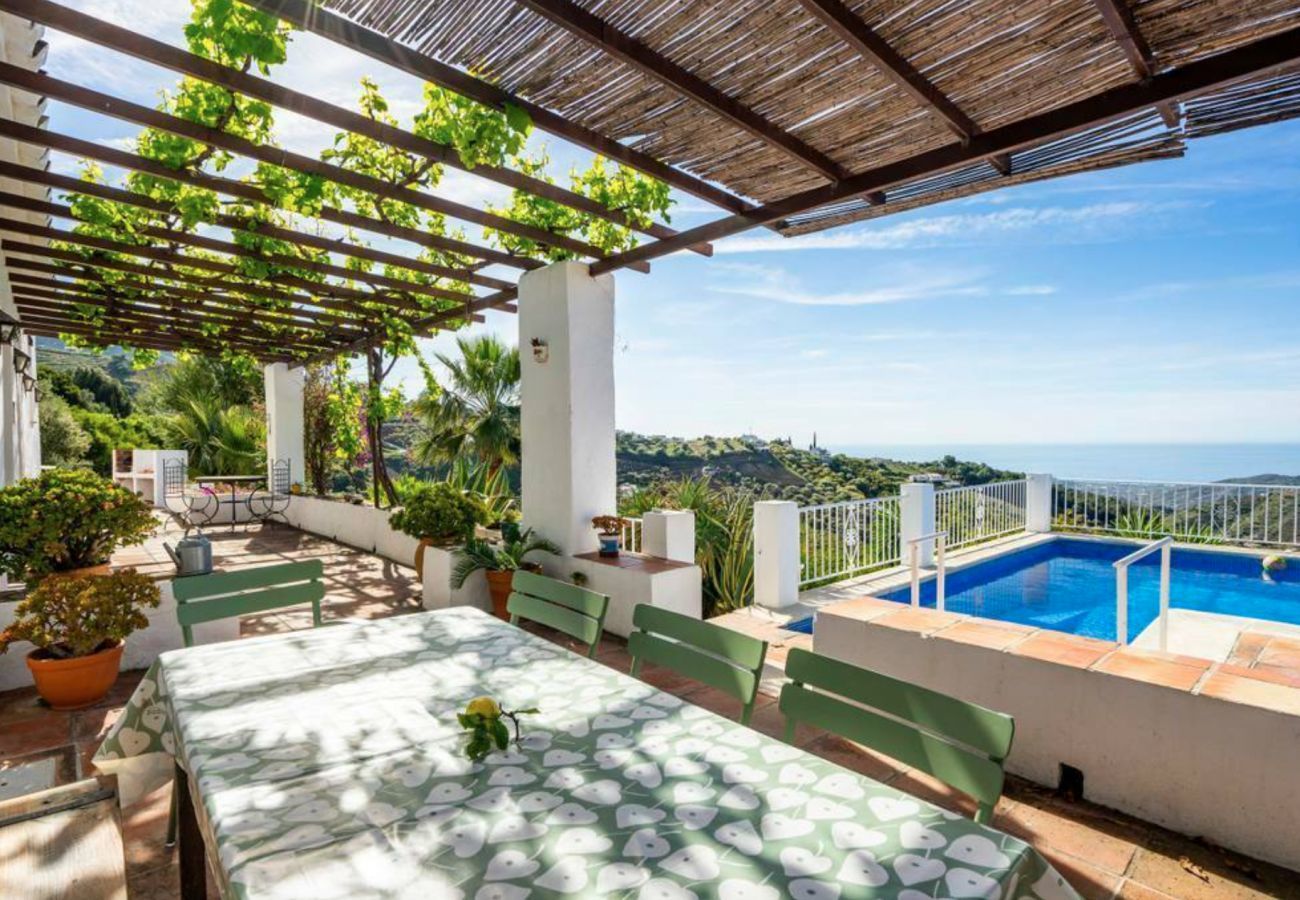 Beautiful finca with amazing panoramic views and a private pool. Close to the picturesque town Frigiliana.