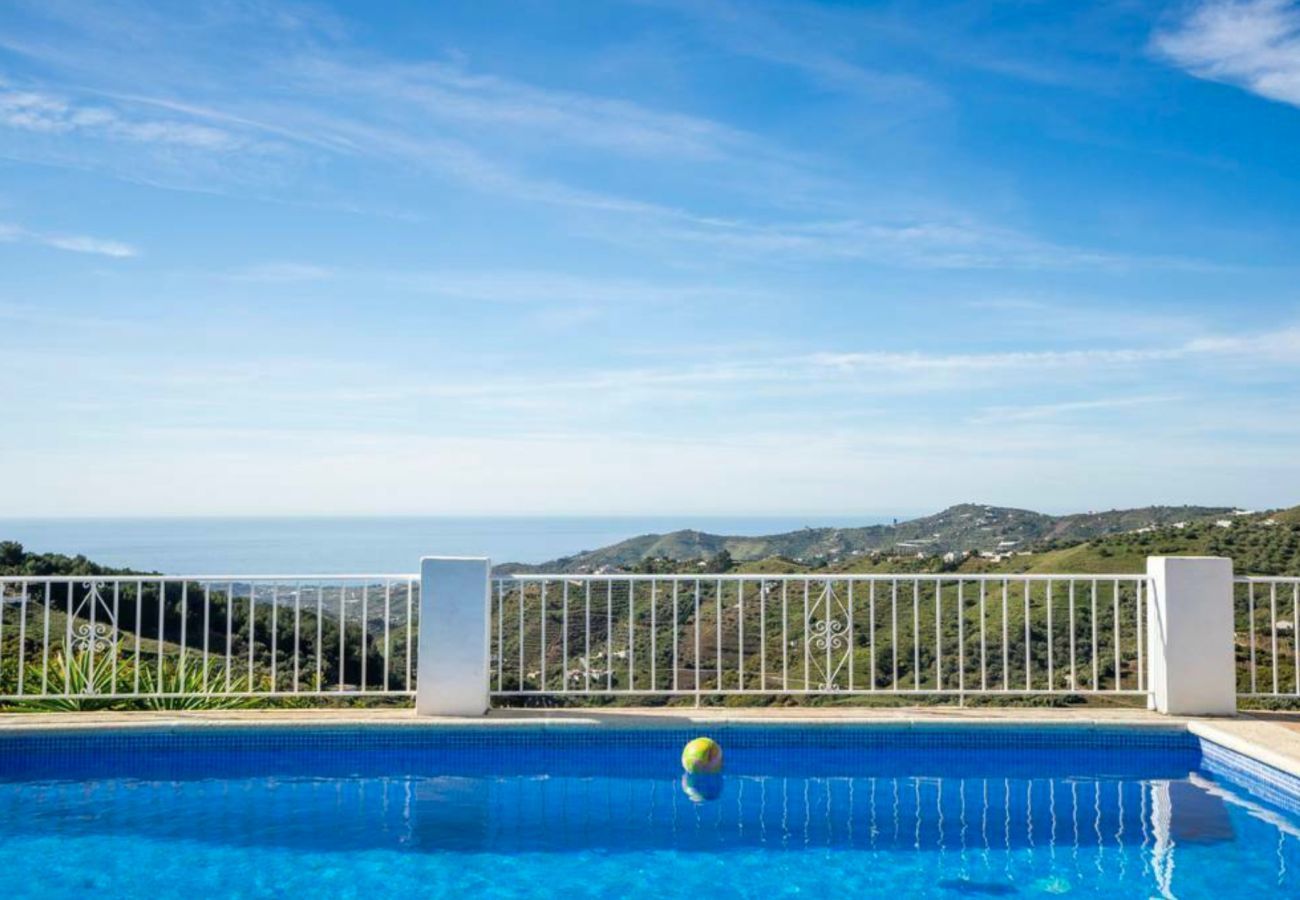 Beautiful finca with amazing panoramic views and a private pool. Close to the picturesque town Frigiliana.