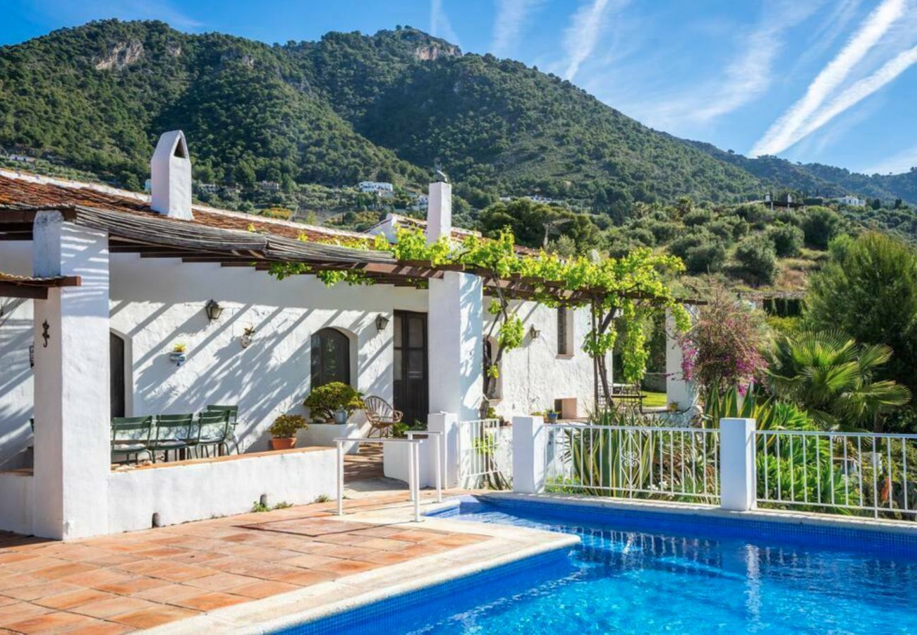 Beautiful finca with amazing panoramic views and a private pool. Close to the picturesque town Frigiliana.