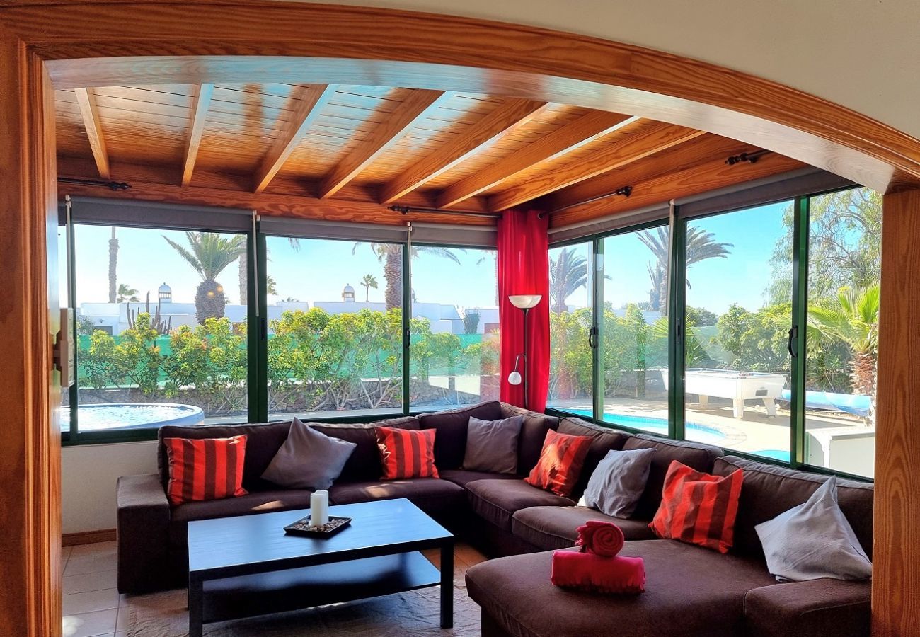 Villa Elsa is located in walking distance from the harbour of Playa Blanca. Perfect for families. Lots of nice outside spaces