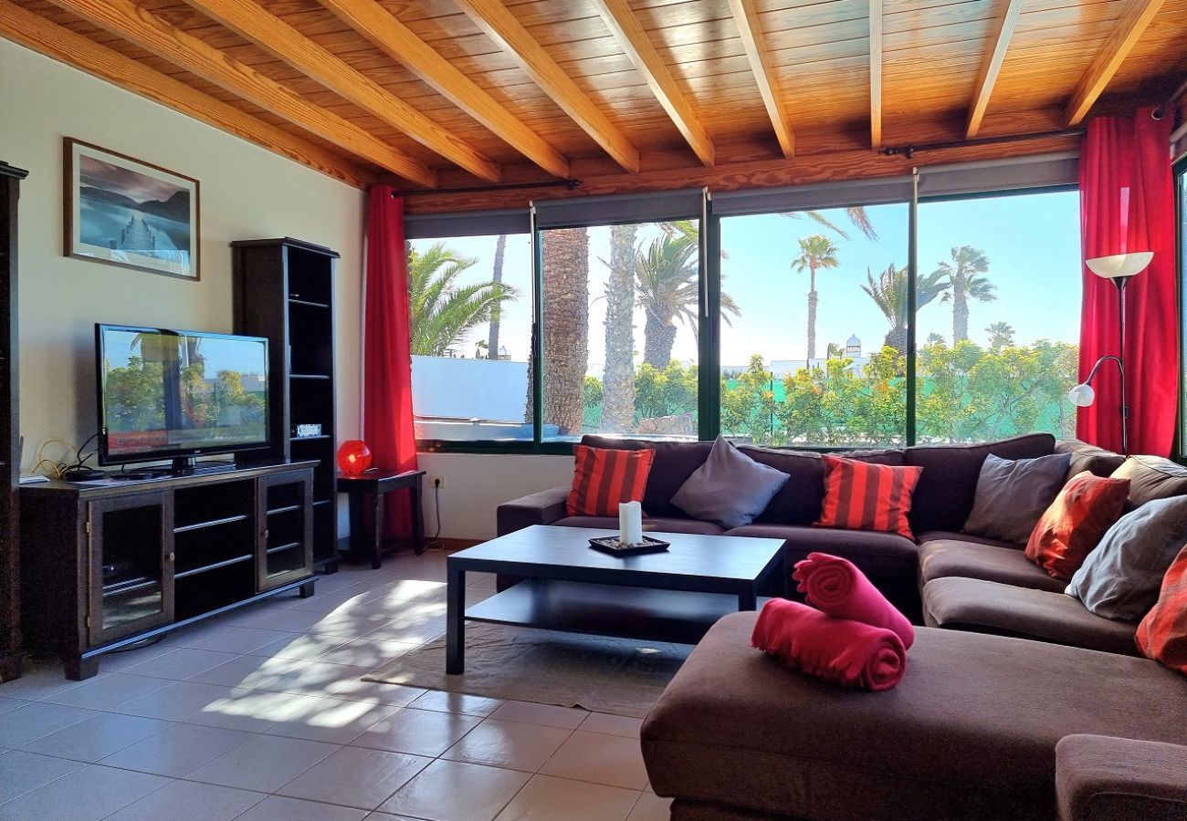 Villa Elsa is located in walking distance from the harbour of Playa Blanca. Perfect for families. Lots of nice outside spaces