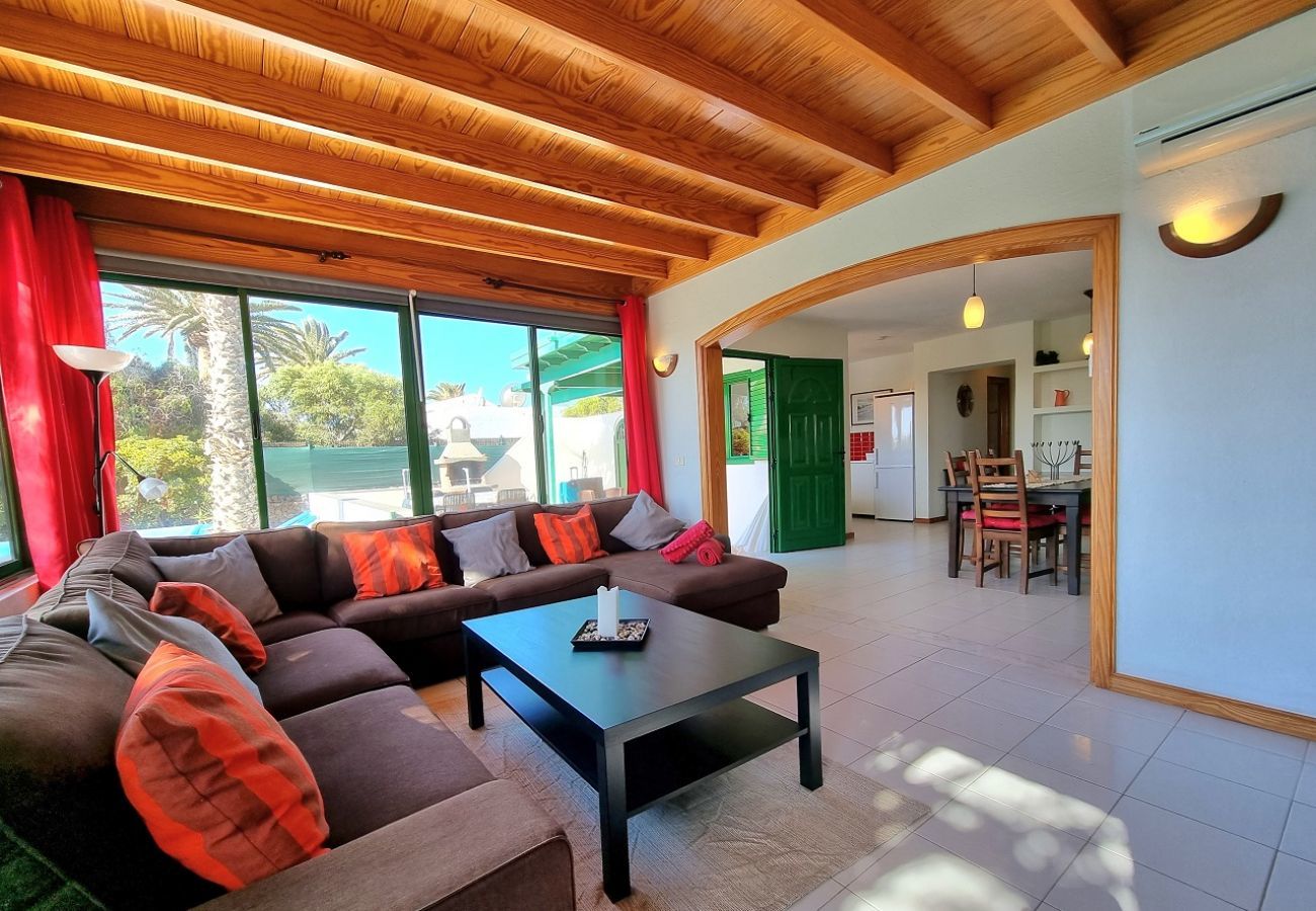 Villa Elsa is located in walking distance from the harbour of Playa Blanca. Perfect for families. Lots of nice outside spaces