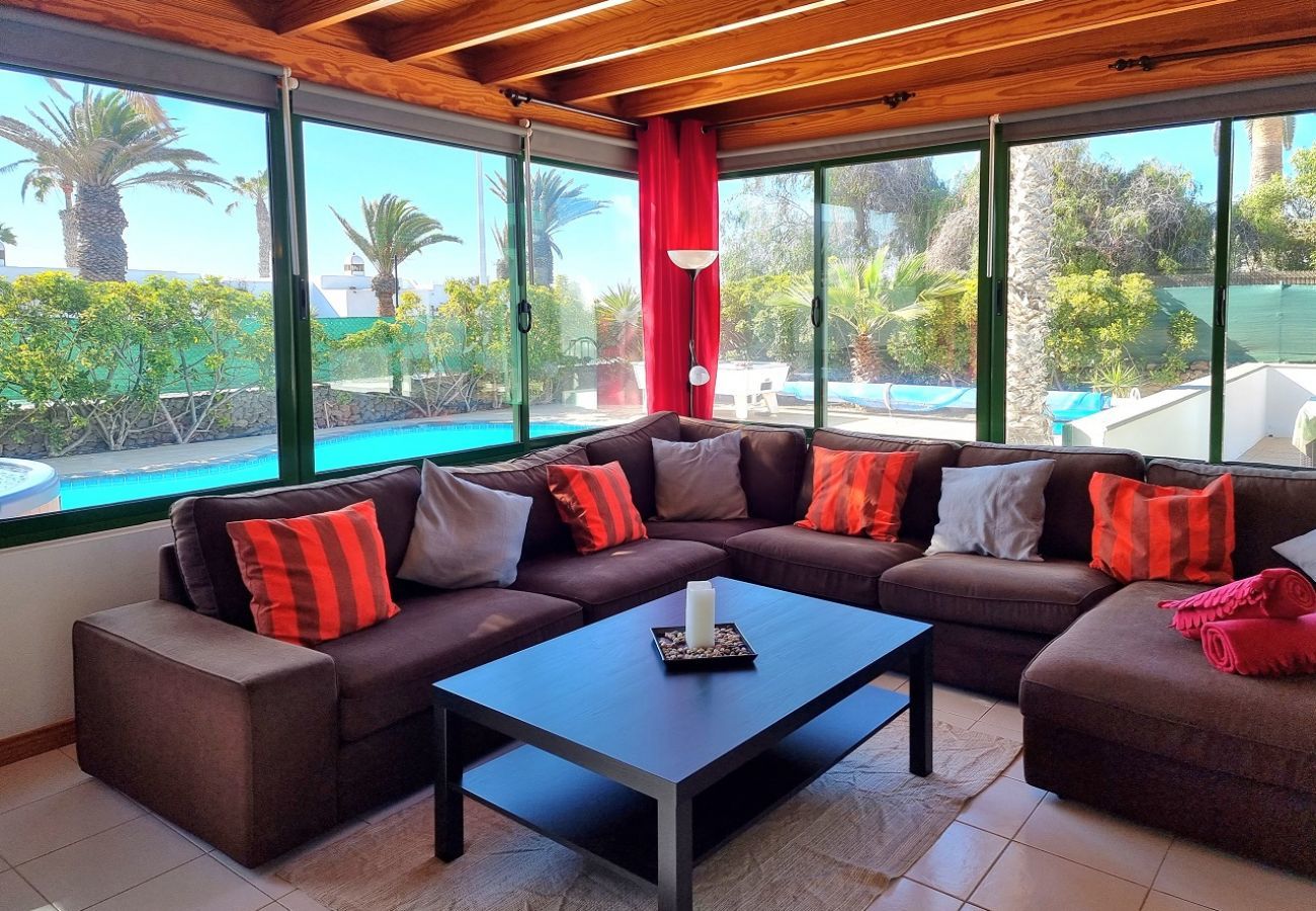 Villa Elsa is located in walking distance from the harbour of Playa Blanca. Perfect for families. Lots of nice outside spaces