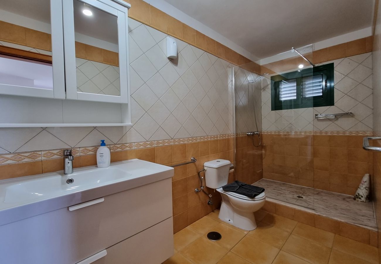 Villa Elsa is located in walking distance from the harbour of Playa Blanca. Perfect for families. Lots of nice outside spaces