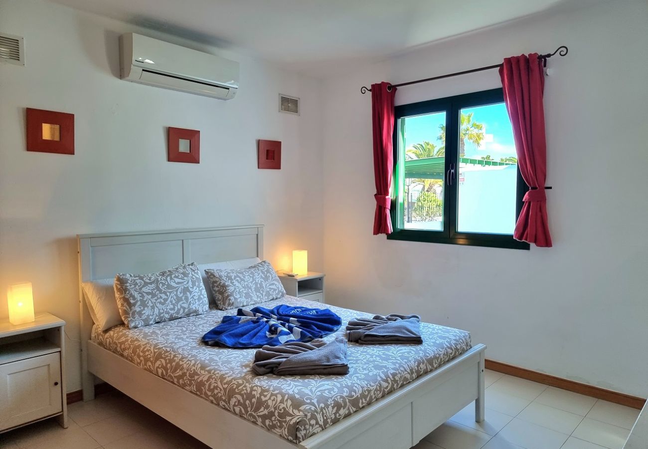 Villa Elsa is located in walking distance from the harbour of Playa Blanca. Perfect for families. Lots of nice outside spaces