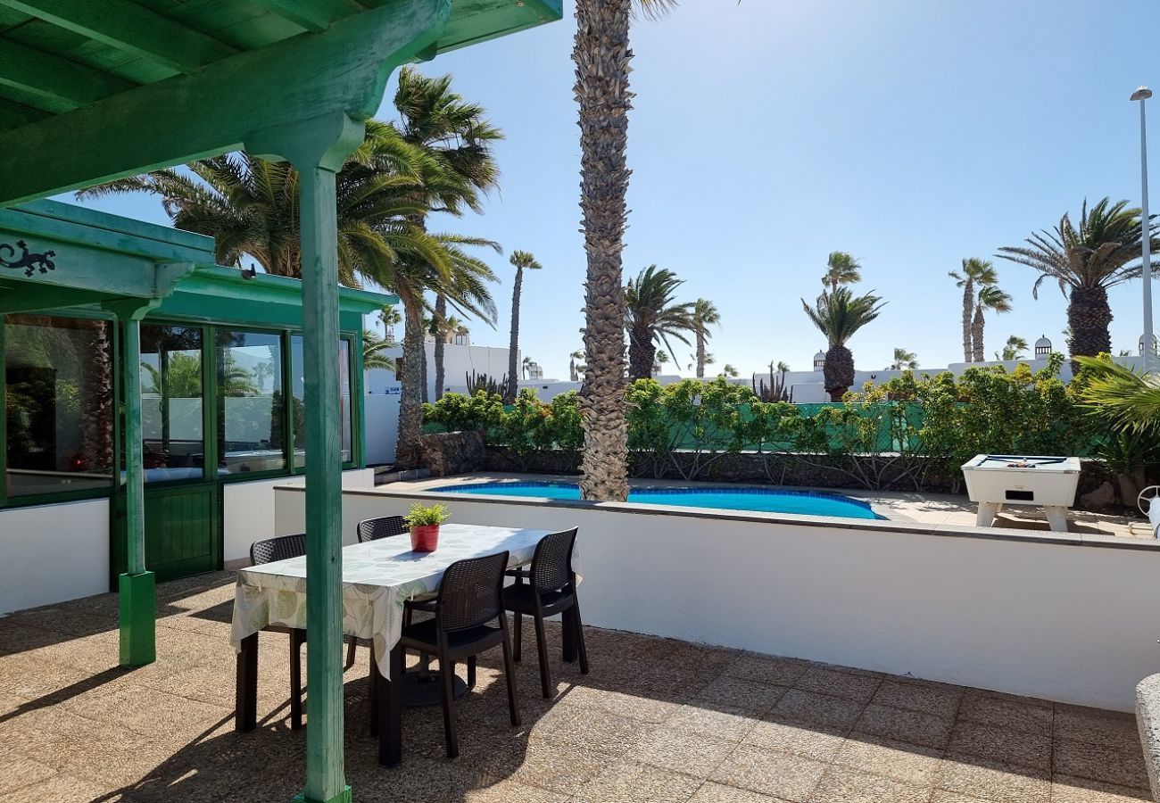 Villa Elsa is located in walking distance from the harbour of Playa Blanca. Perfect for families. Lots of nice outside spaces