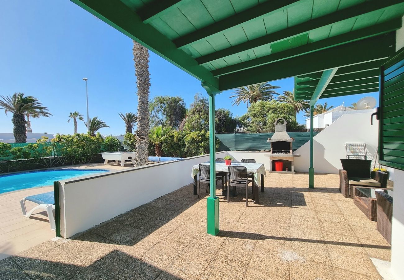 Villa Elsa is located in walking distance from the harbour of Playa Blanca. Perfect for families. Lots of nice outside spaces