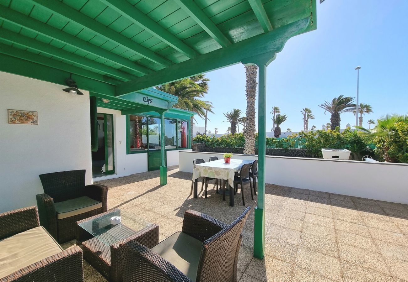 Villa Elsa is located in walking distance from the harbour of Playa Blanca. Perfect for families. Lots of nice outside spaces