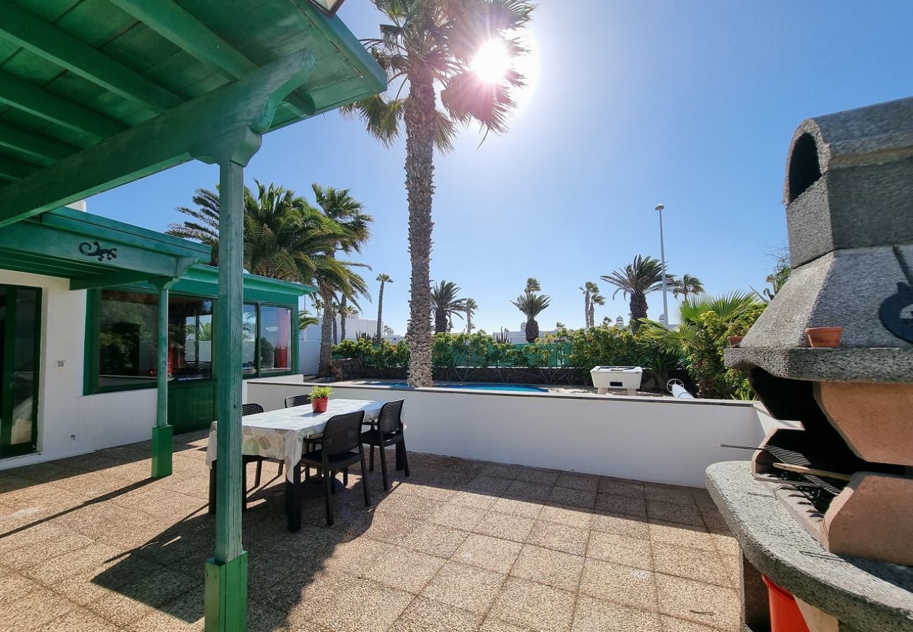Villa Elsa is located in walking distance from the harbour of Playa Blanca. Perfect for families. Lots of nice outside spaces