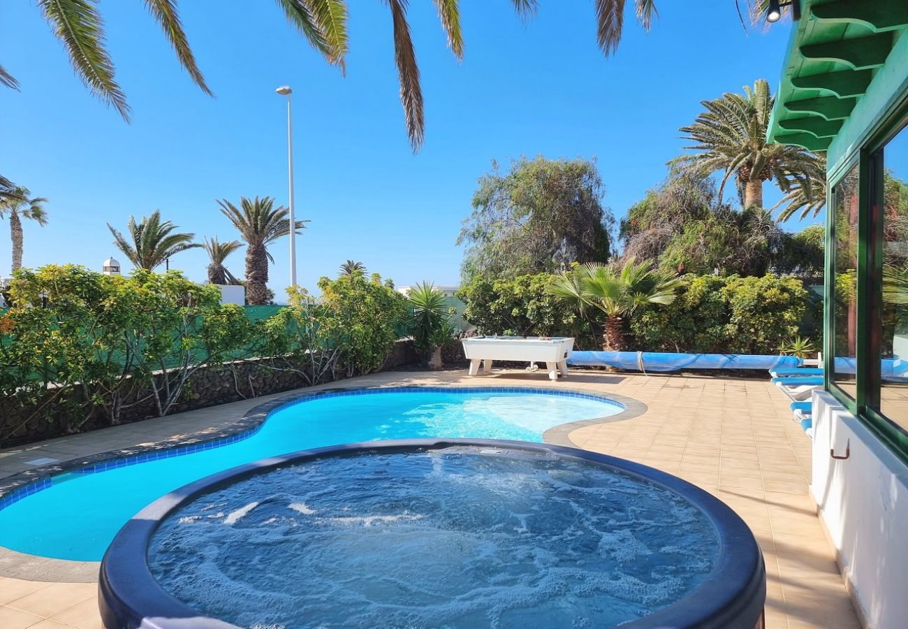 Villa Elsa is located in walking distance from the harbour of Playa Blanca. Perfect for families. Lots of nice outside spaces