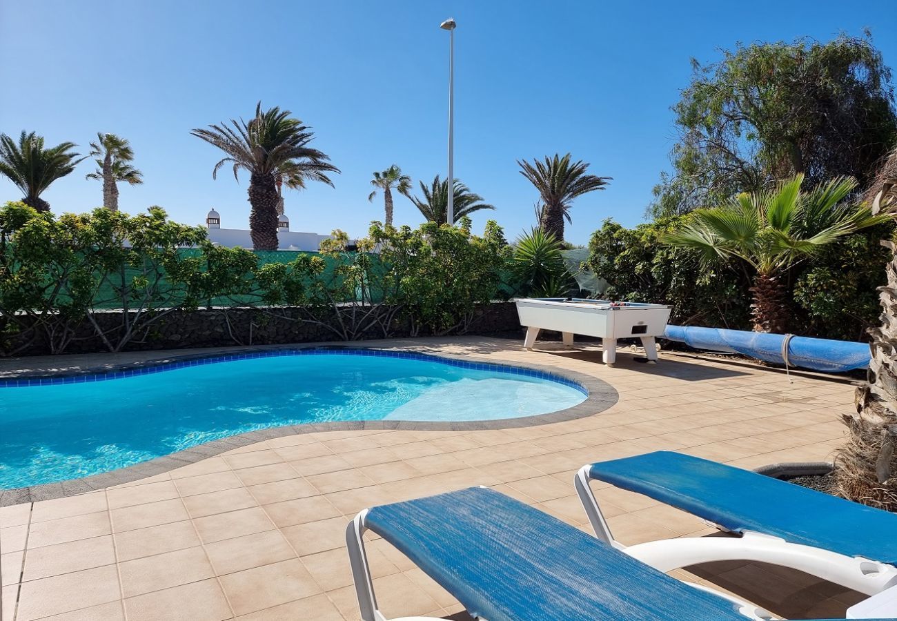Villa Elsa is located in walking distance from the harbour of Playa Blanca. Perfect for families. Lots of nice outside spaces