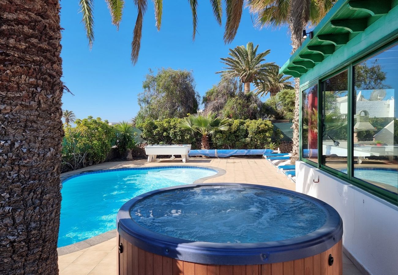Villa Elsa is located in walking distance from the harbour of Playa Blanca. Perfect for families. Lots of nice outside spaces