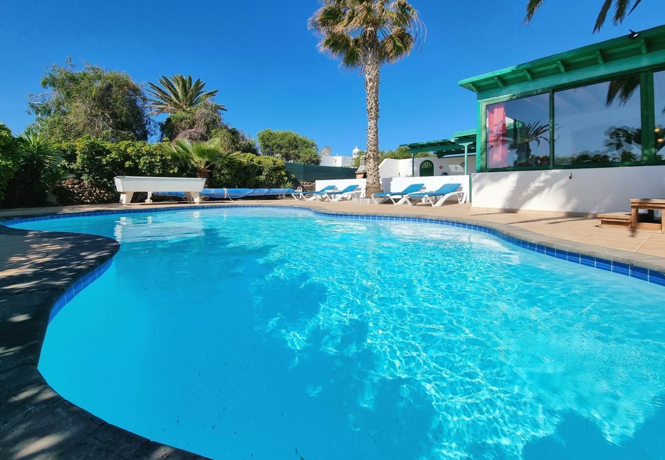 Villa Elsa is located in walking distance from the harbour of Playa Blanca. Perfect for families. Lots of nice outside spaces