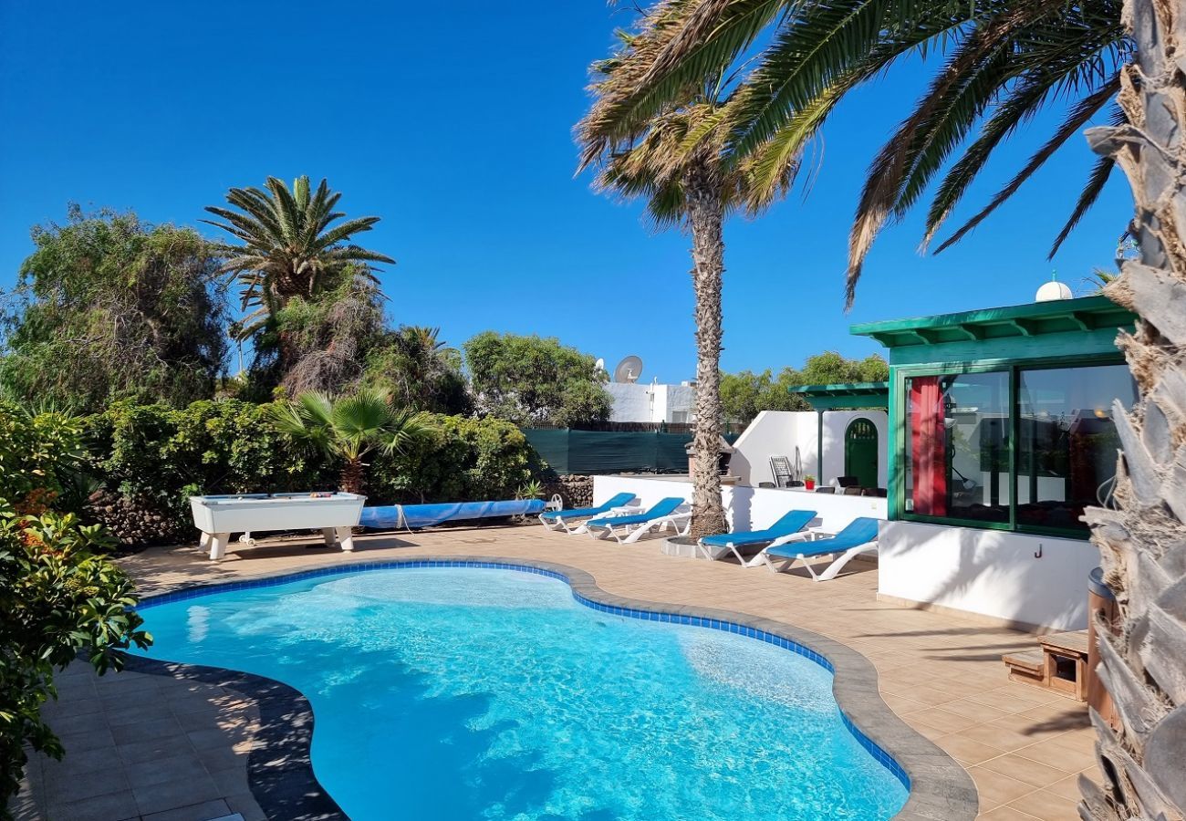 Villa Elsa is located in walking distance from the harbour of Playa Blanca. Perfect for families. Lots of nice outside spaces