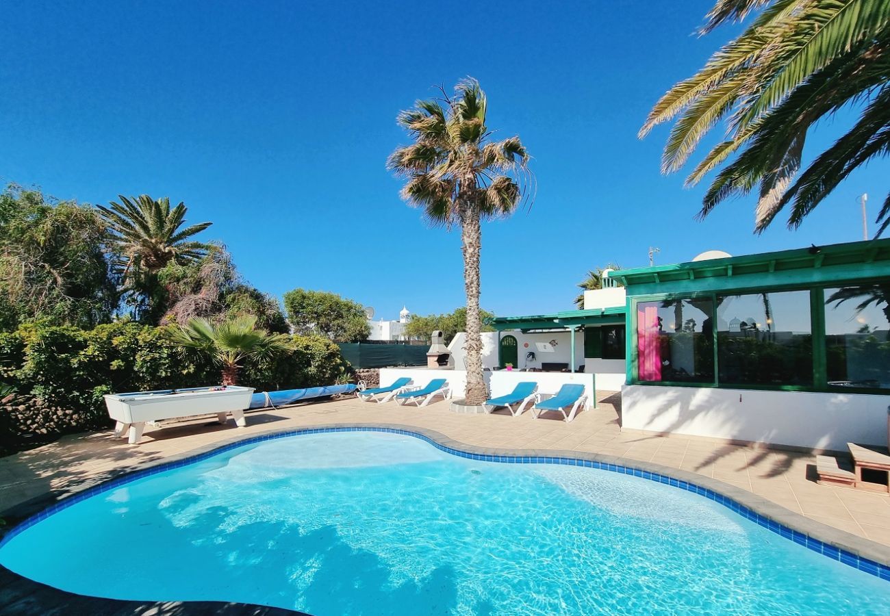 Villa Elsa is located in walking distance from the harbour of Playa Blanca. Perfect for families. Lots of nice outside spaces