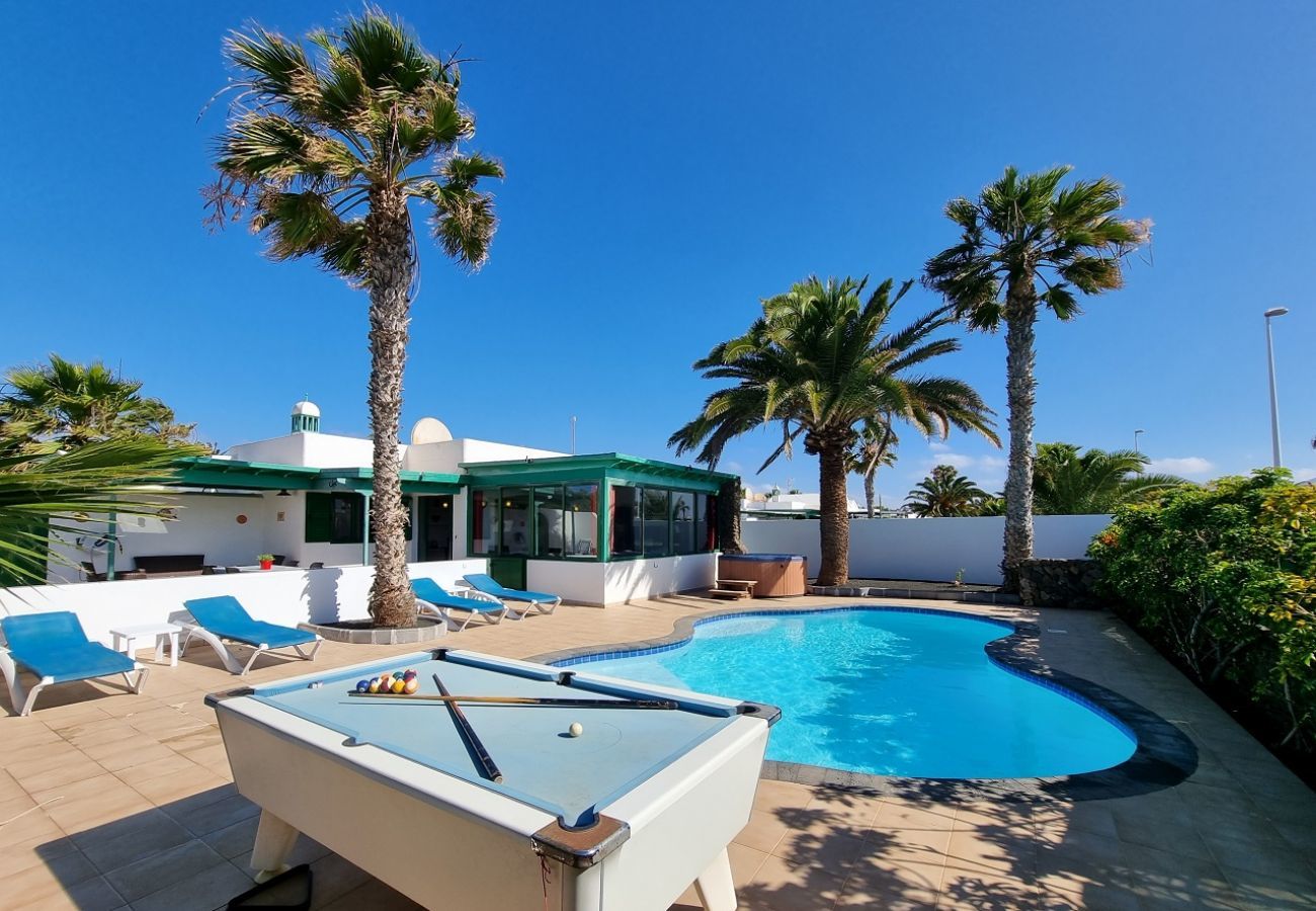 Villa Elsa is located in walking distance from the harbour of Playa Blanca. Perfect for families. Lots of nice outside spaces