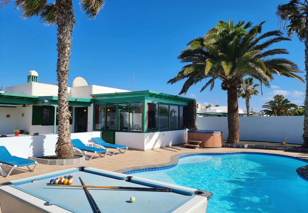 Villa Elsa is located in walking distance from the harbour of Playa Blanca. Perfect for families. Lots of nice outside spaces