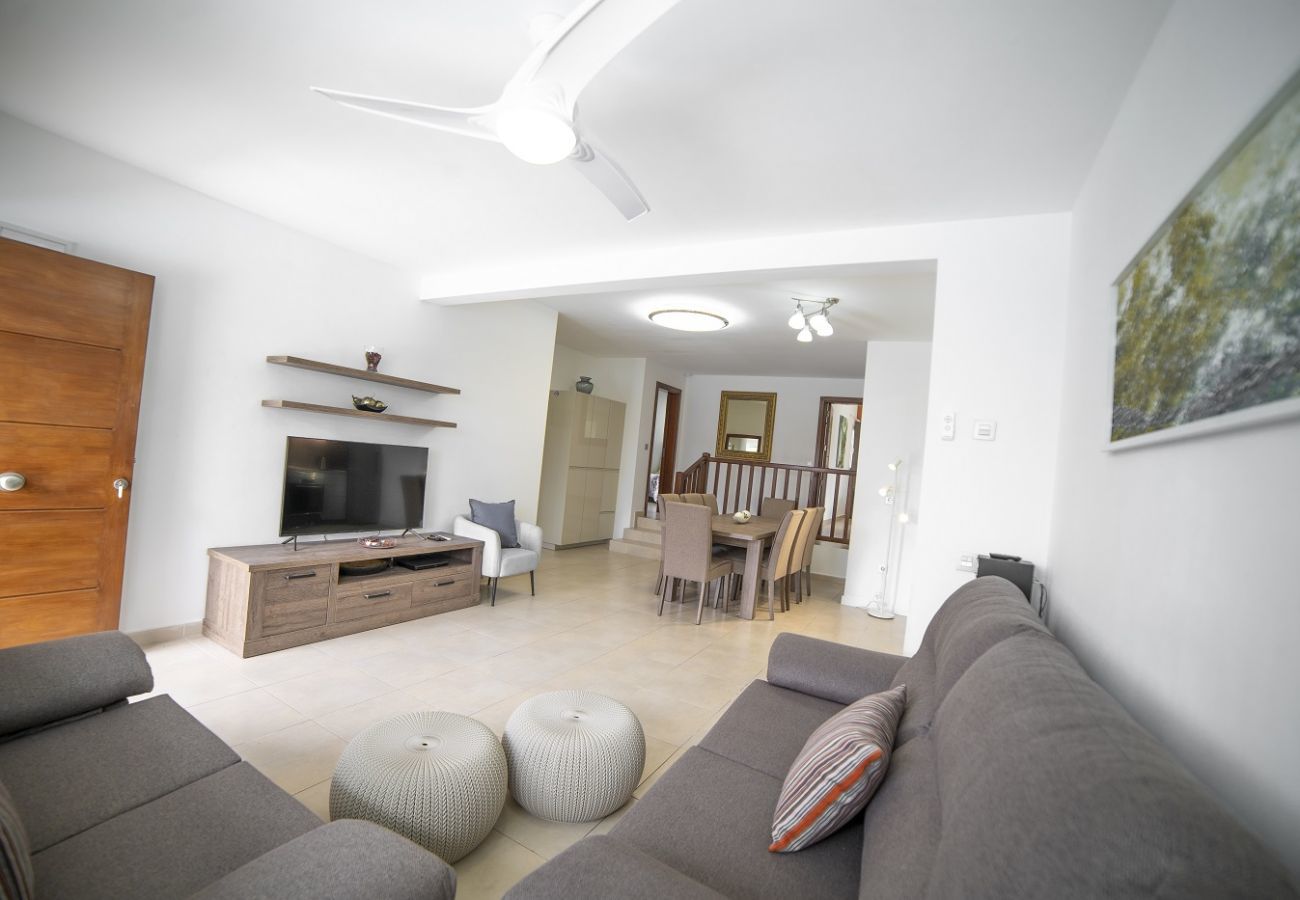 Villa Carmen is a luxurious holiday home for a large group. With heatable private pool in Puerto del Carmen, Lanzarote
