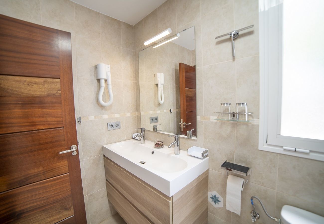 Villa Carmen is a luxurious holiday home for a large group. With heatable private pool in Puerto del Carmen, Lanzarote