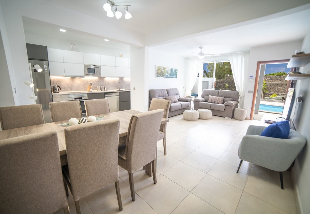 Villa Carmen is a luxurious holiday home for a large group. With heatable private pool in Puerto del Carmen, Lanzarote